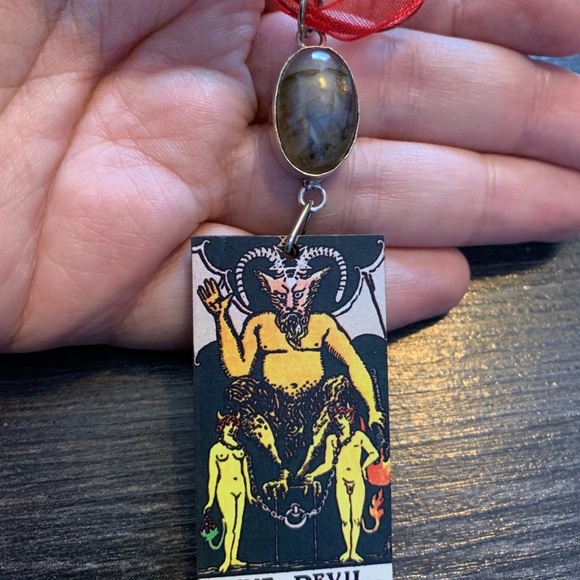 Devil Tarot Card Necklace - tarot jewelry - goth tarot labradorite pendant - Picture 2 of 2